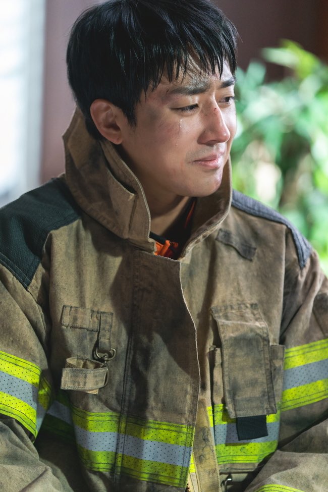 heeyoungiiee's tweet photo. #SonHojun who was killed after swallowing a candle in #TheFirstResponders2 feels sorry for quitting

Actor Son Hojun left a goodbye message for the viewers as he got off from TFR2 at the end of episode 3. He expressed his infinite loyalty and gratitude to his colleagues and the work by expressing his feelings in 5 QnA.
