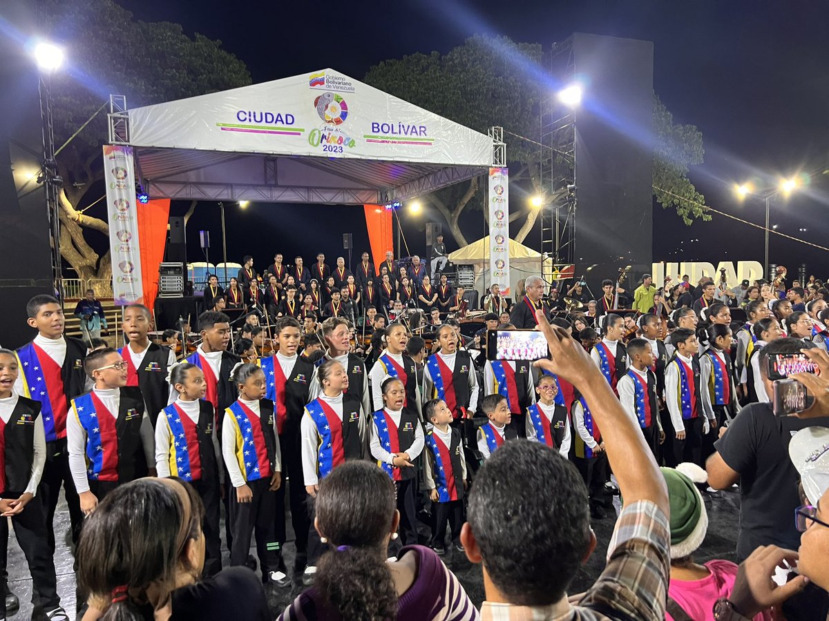 Que emocionante escuchar a nuestros niños y niñas del Coro y Orquesta Sinfónica del estado Bolívar; así como los pequeños de la Coral Infantil Integrada de Guayana, quienes traen esa magia y esperanza a nuestro pueblo en la #FeriaDelOrinoco2023 #EnciendeMotoresYEmprende