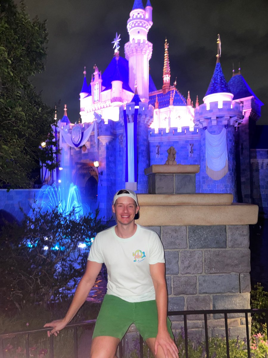 LukeW_UK's tweet photo. Can’t beat at a day at Disneyland #Disney #disneyland https://t.co/NvpBDrTMic