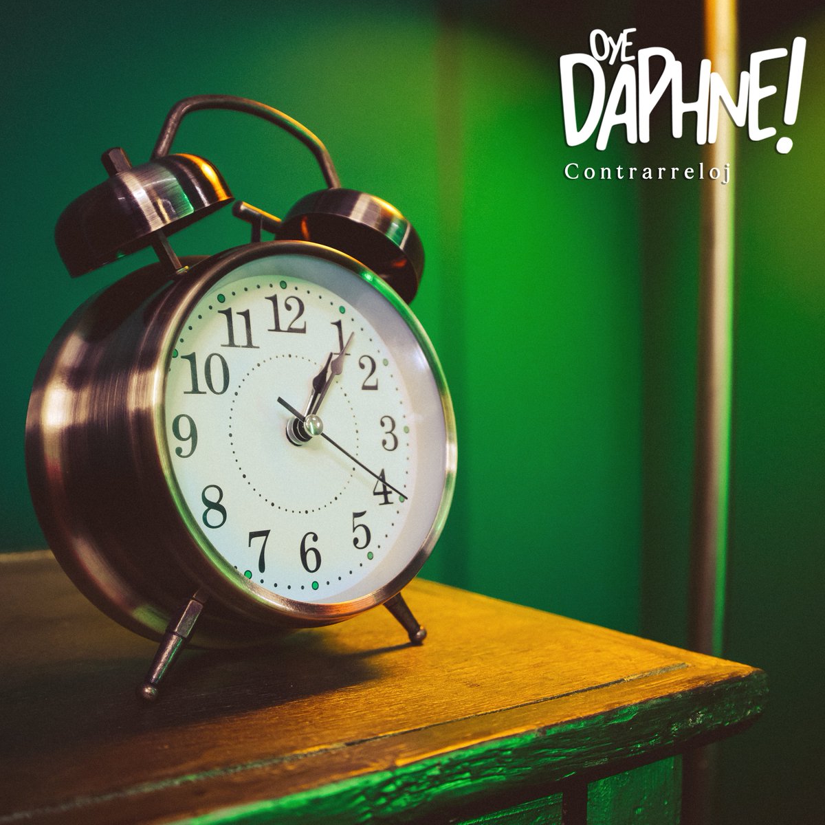 OyeDaphne's tweet photo. Les presentamos la portada de nuestro próximo sencillo “CONTRARRELOJ”, ⏰🥊 Estará disponible el viernes 18/08/23 en todas las plataformas digitales. 
Puedes pre-guardarla aquí: https://t.co/y0wLlGoe7y para que seas de los primeros en agregarla. 🫶🏻🐺

📸: @ARgueez 🔥

#oyedaphne https://t.co/Qj1hdvQuwL