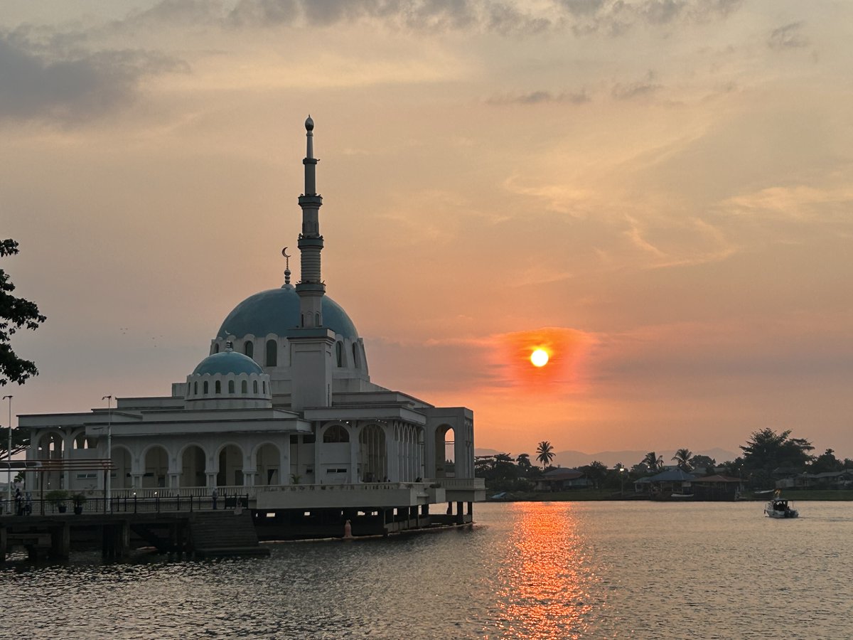 UoR_ICCAP's tweet photo. 15th International Conference on Child and Adolescent Psychopathology (#ICCAP2023) in Kuching (on Borneo Island): Pre-conference get-together with stunning view of Kuching. https://t.co/HVu1We19Ag