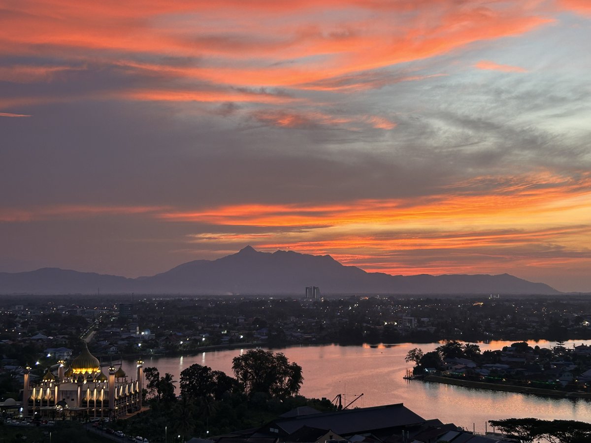 UoR_ICCAP's tweet photo. 15th International Conference on Child and Adolescent Psychopathology (#ICCAP2023) in Kuching (on Borneo Island): Pre-conference get-together with stunning view of Kuching. https://t.co/HVu1We19Ag