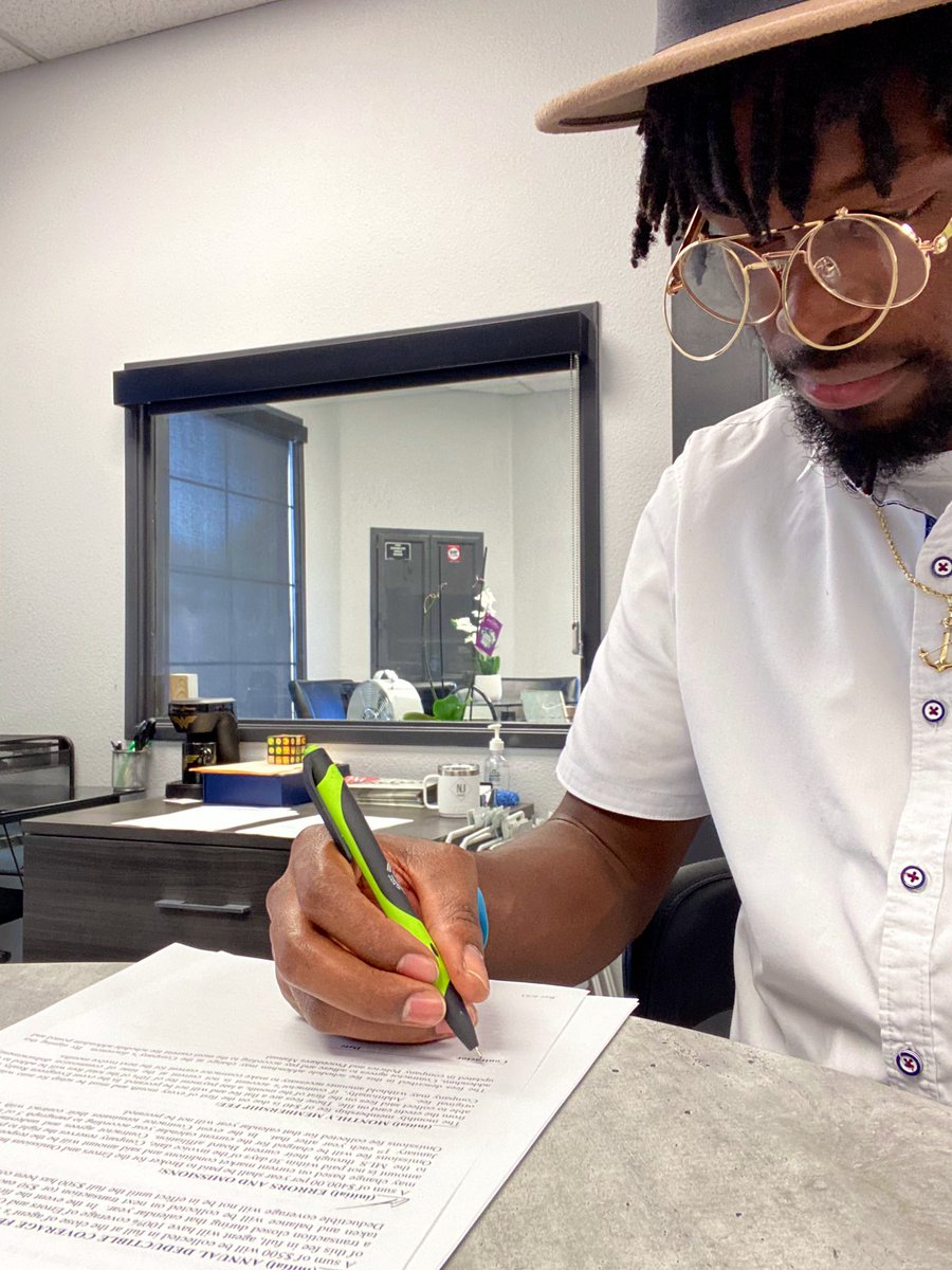 ArthurJoneslll's tweet photo. Signing day. #Official #AgentJonesJr โ๐พ #HomeSmartRealty x @SaintJones33 ๐ค๐๐๐พโจ๐๐ฑโฎ๏ธ๐โบ๏ธโ๏ธ #RealEstate https://t.co/TM4XHV5o3c