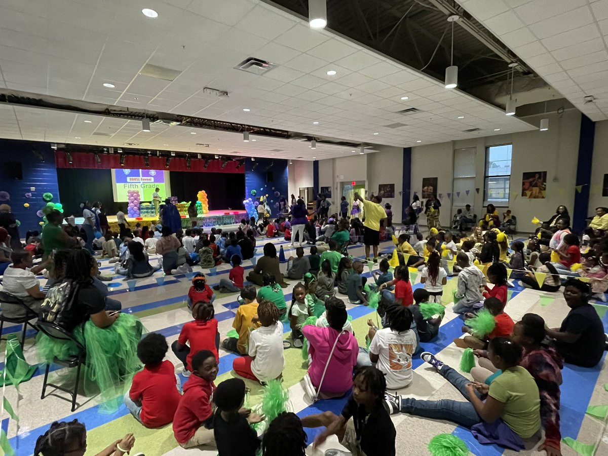 MaryDawkins83's tweet photo. Brought back memories of the last school I did houses in for PBIS. If you could only have been there to feel the energy 💙#musoka #houseofdreamers @apsBAMOAcademy @Robinviews @AP_Holloman @FousheeEdS https://t.co/Q6rsRakEaD