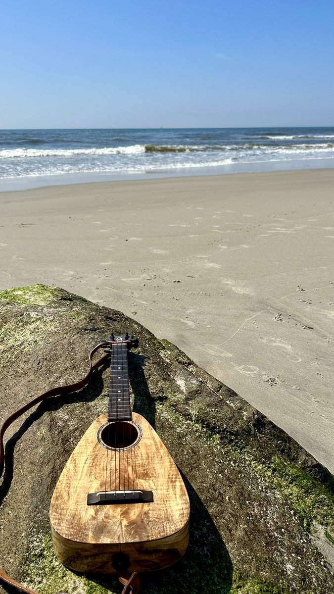 froggieNY's tweet photo. My new office is located next to the beach🏖️

と言う事で、ちょっと抜け出してみた😅
海ぃ〜は広〜い〜な〜 https://t.co/1wAFJg91k5