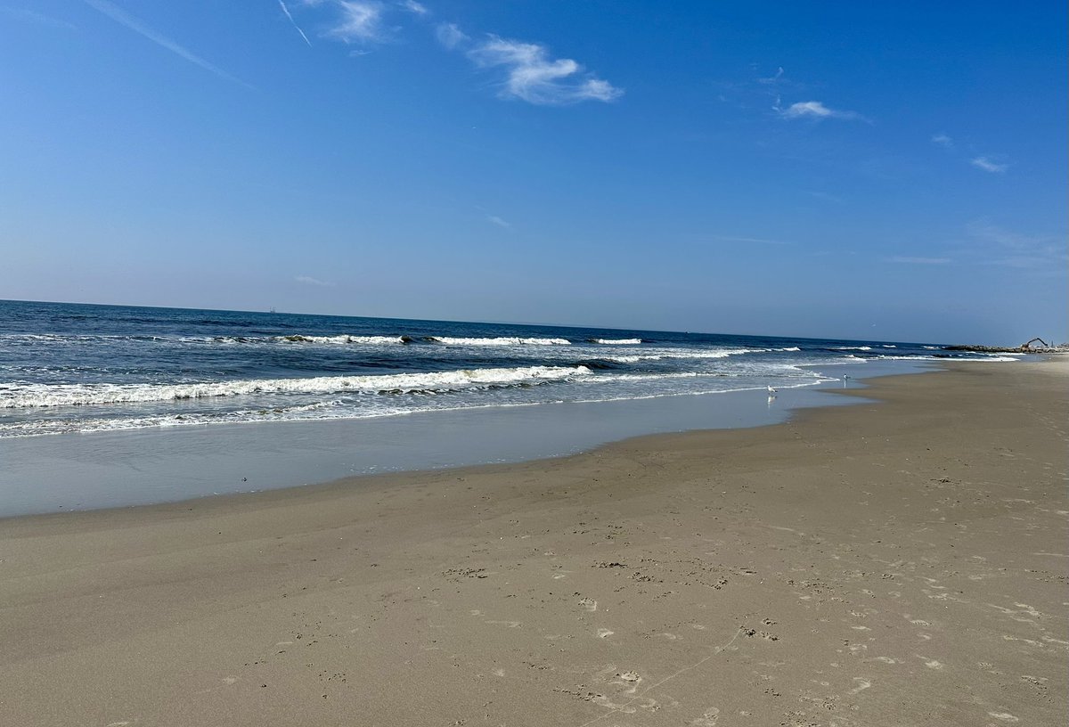 froggieNY's tweet photo. My new office is located next to the beach🏖️

と言う事で、ちょっと抜け出してみた😅
海ぃ〜は広〜い〜な〜 https://t.co/1wAFJg91k5