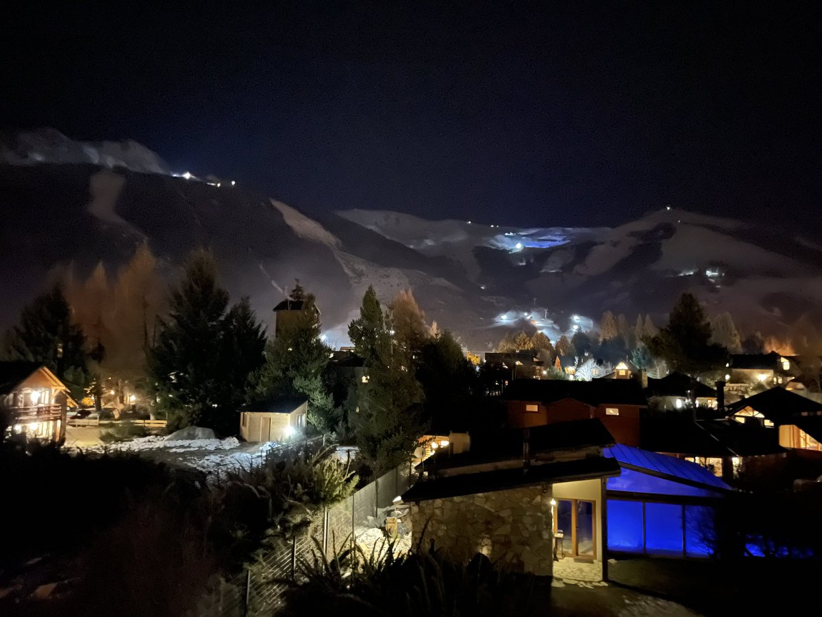 mrts83's tweet photo. 🪟                                                     #bariloche #snowtrip #villacatedral https://t.co/rko0MMdXP0