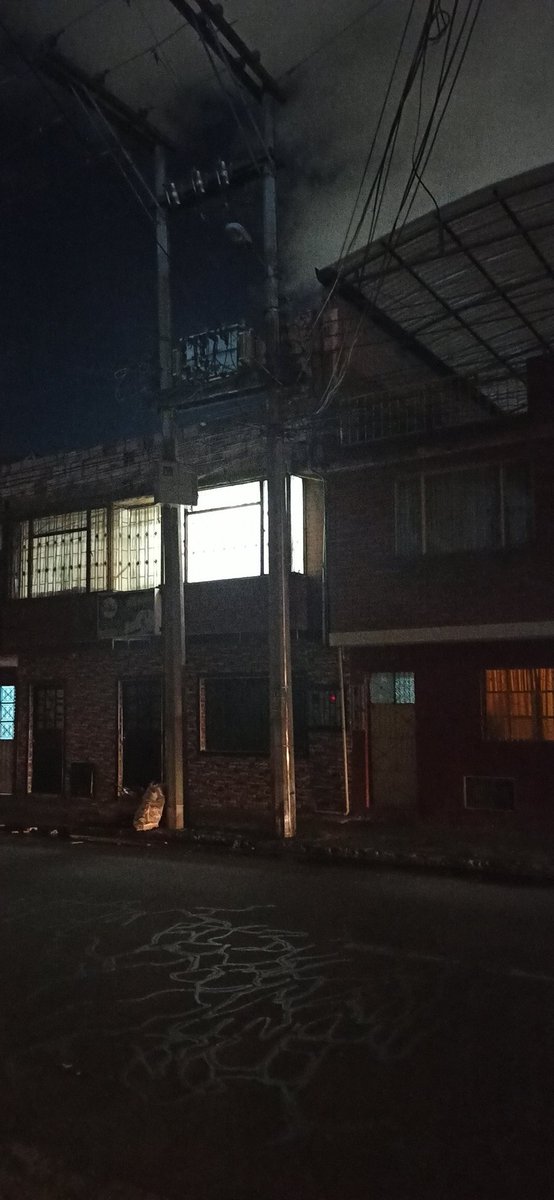 carranza400's tweet photo. Más de 8 días está lámpara en vía pública fuera de servicio sin que @EnelColombia haga presencia para su arreglo @Superservicios @ALCtunjuelito Cra 17 - 56 Sur #SanCarlos #Z6 https://t.co/v9kezuJd0V
