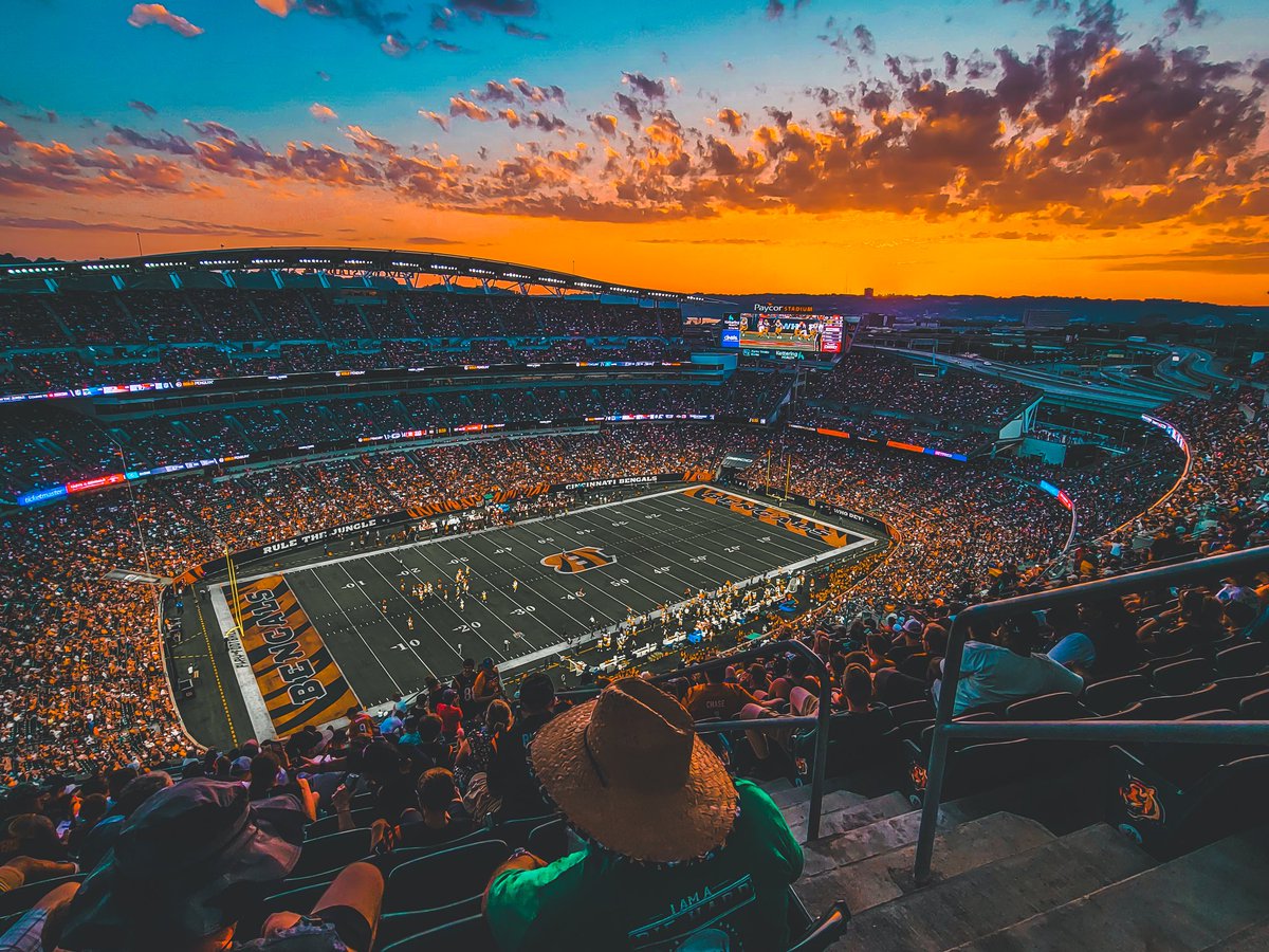 willouej's tweet photo. Just taking in a game and a sunset. I'm good. #WhoDey #Cincinnati #Bengals https://t.co/1YqTjc5AT8