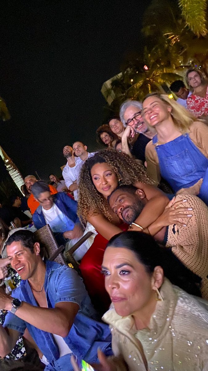 thkalinda's tweet photo. o sorrisão da carol com a tranquilidade de quem foi resgatada, como ela mesma disse, o abraço da sheron e do samuel com a emoção de quem representou tantos na tela, o entusiasmo do loreto como quem entregou o personagem mais irreverente da carreira.

fizeram história #vainafé https://t.co/cnFONCLxTo