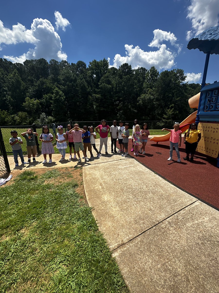 RouseyTeaching's tweet photo. What a great first two weeks of school! We spent our time getting to know each other through lots of laughter &amp; fun, making friendship bracelets while practicing patterning, building words with play-doh, and checking out our first books of the year with @cablekris. @Comptoncubs https://t.co/lbBf00DtQb