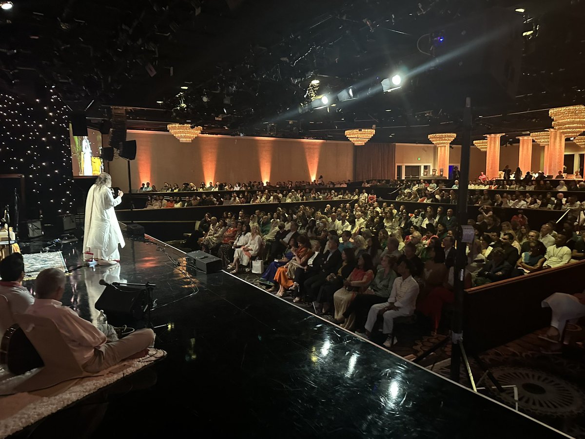 Gurudev's tweet photo. Know that life is eternal, yet embrace each day as if it is your last. Balancing these opposites brings joy and drops restlessness. It makes you calm and dynamic at the same time. An evening of Meditation and Wisdom in Beverley Hills, CA https://t.co/7GTbmdJtnp