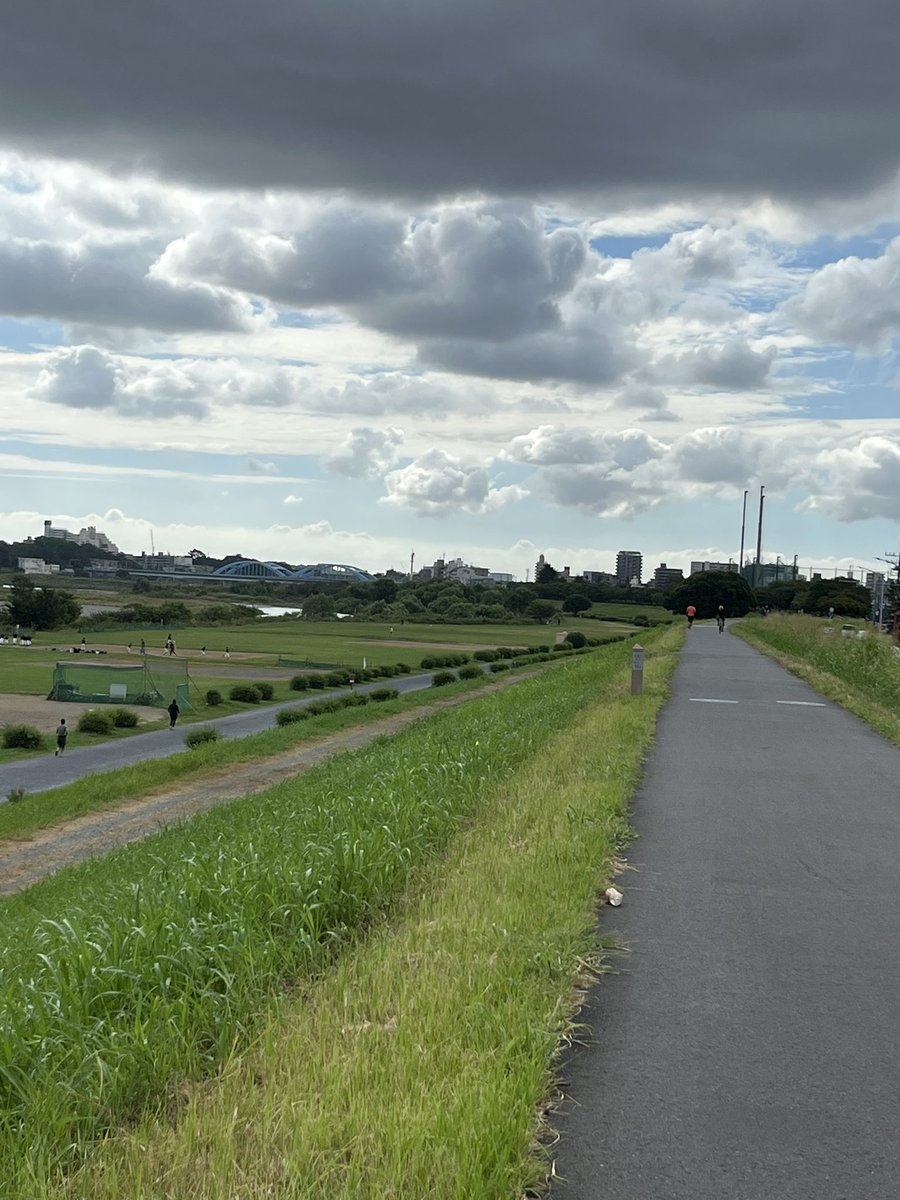 lonkuro7's tweet photo. 17km 5'22/km👟
朝ラン、出だしゆっくりも、中盤で5'00前後を6.7kmの間保てたので、20km足らずも満足☺️。昨日のビール🍺も消費!
☁️も丸っこく、たくさん埋めてくれてたので助かり。風も涼しめの多摩川でした。
90年代、CMソング🎧集。鈴木亜美、宇多田ヒカルなど
#ランプラ #エフヨコ #hit200 https://t.co/iRPruKFsWm