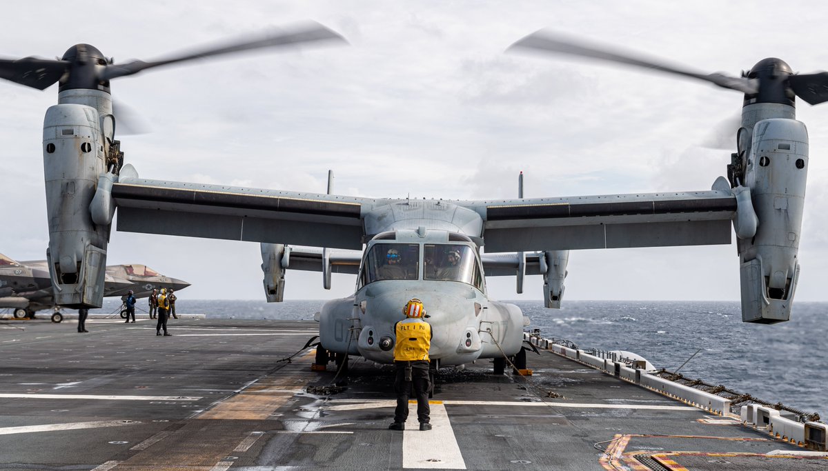 USPACOM's tweet photo. .@31stMeu conducts flight operations from the #USSAmerica in the #SolomonSea.
In coordination with @USAIDSavesLives, and at 🇵🇬 request, the #USINDOPACOM #JointForce is providing humanitarian assistance in response to the 🌋 eruption of #MountBagana.
📸: MC2 Thomas B. Contant https://t.co/1aZxMpui5Y