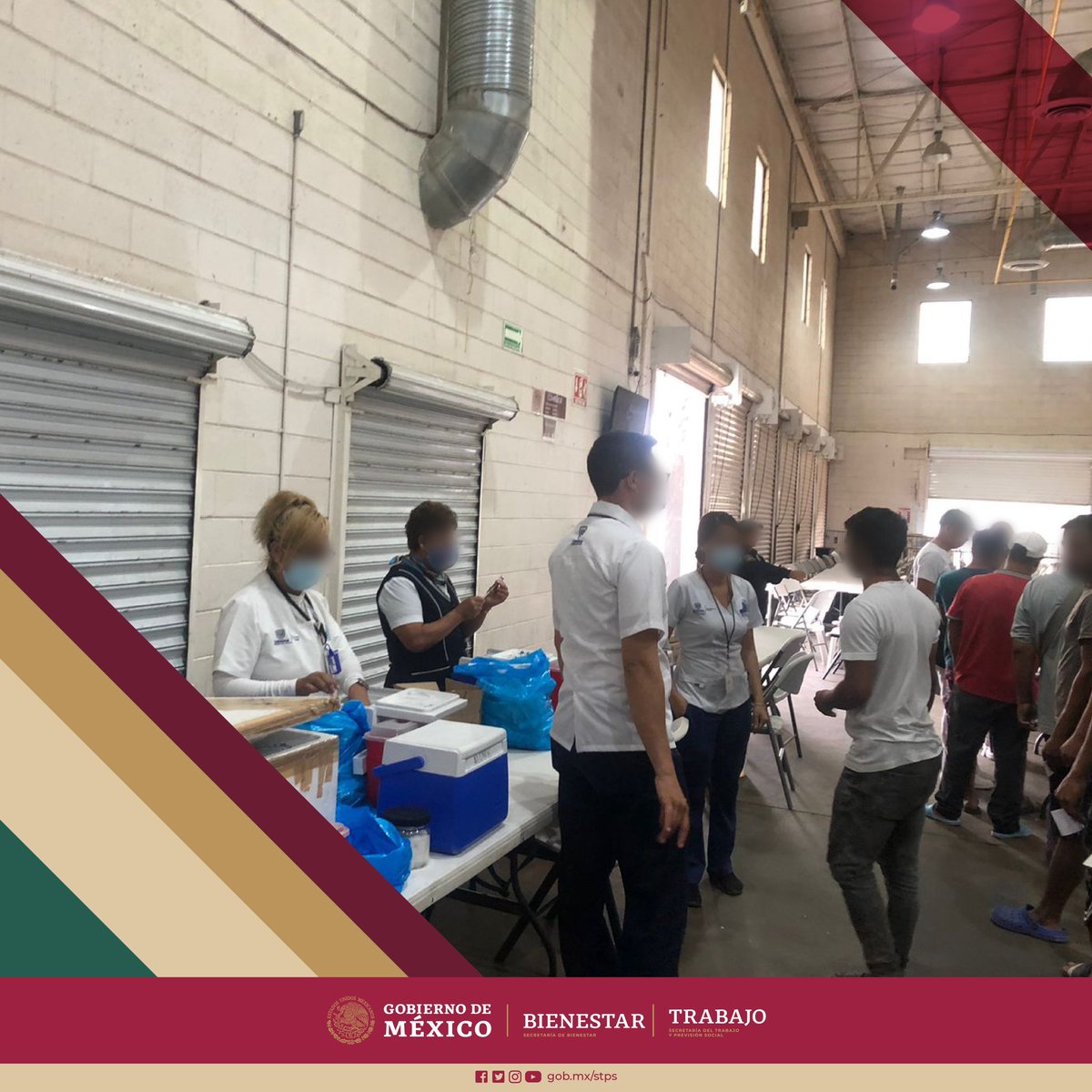 Personal médico del IMSS Bienestar en coadyuvancia con la Secretaría de Salud, llevaron a cabo una campaña de vacunación contra varicela y COVID 19, para proteger y garantizar los requisitos básicos de salubridad en el CIM Leona Vicario. #TodosSomosMigrantes
