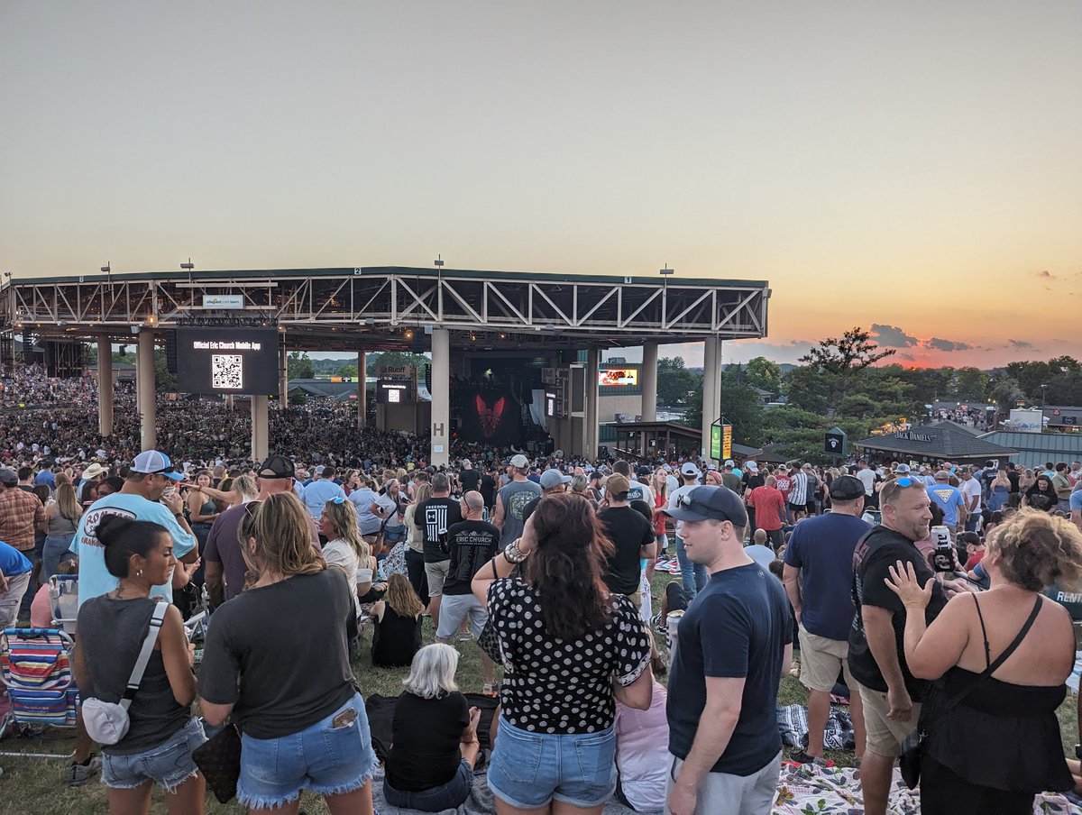 anicholson3612's tweet photo. Sun setting just in time for church. @ericchurch @ruoffmusicenter https://t.co/cp2Fuv7LzN