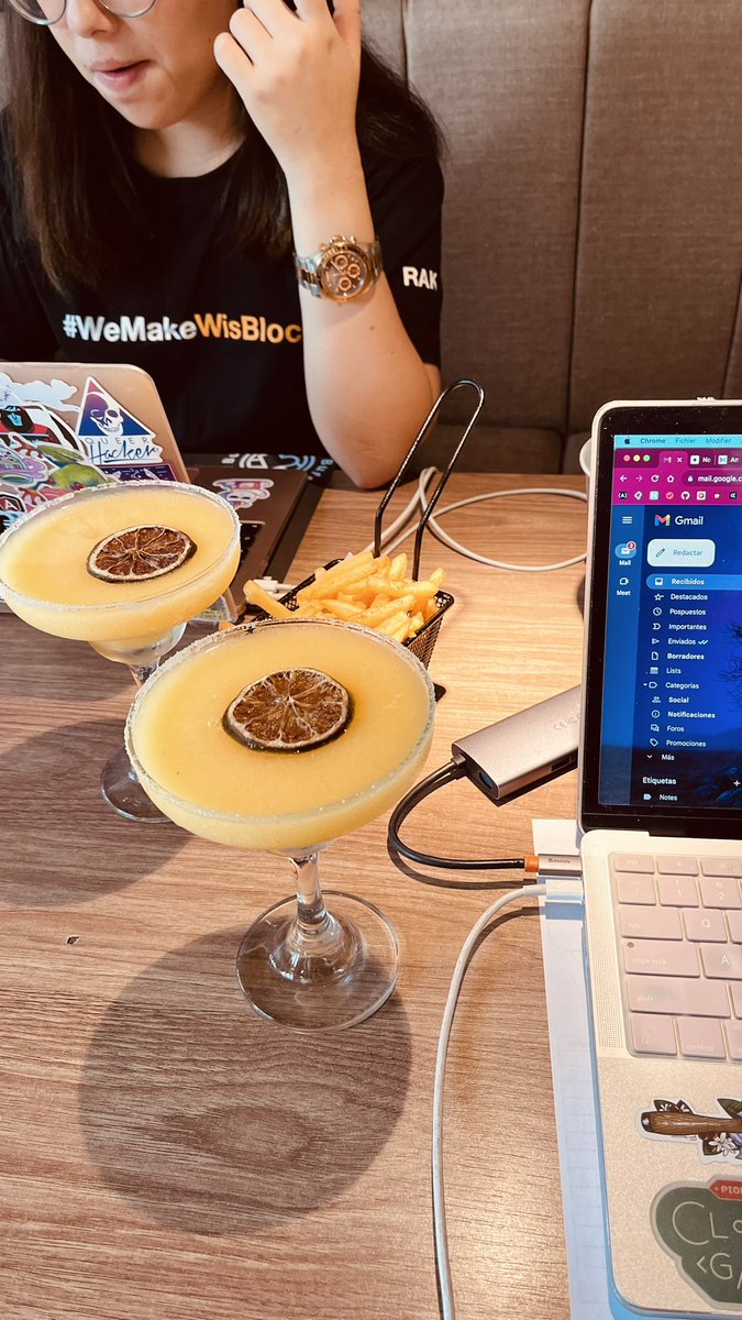 Hoy trabajamos así. 😝 
Y las tareas para tener el portafolio listo 🤩

De paso, el curso de Figma Avanzado en <a href="/platzi/">Platzi</a> es life changing. 😳 

#TGF