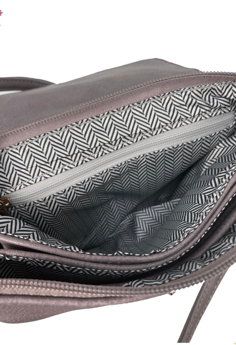 Because a cute bag makes everything better 💁‍♀️

If you're on the hunt for a new crossbody purse, we've got you 😉 Our gorgeous lilac, Minimalist Crossbody Purse makes the cutest addition to any outfit! 💜

Shop here! iluvthatstore.com/minimalist-cro…