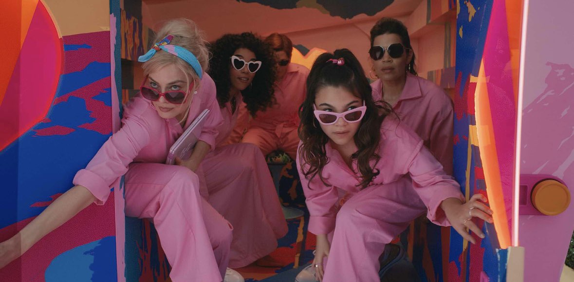 odeden_'s tweet photo. #BarbieMovie
#映画バービーって
🎀導入ネタバレ

人間界とバービーランドがある世界🌏
バービーは自分が女性地位向上に役立ってると信じてる✨

そんな時バービーに不調！
解決の為に人間界に行くも、
人間からはセックスアピールのファシスト扱い！どーするバービー！

設定マジで狂ってて最高でした https://t.co/v4RWnNluBf