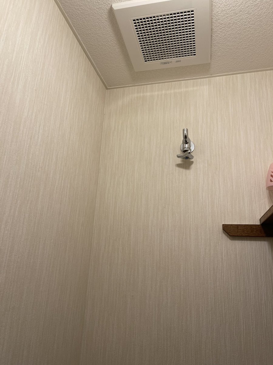 lomi0214's tweet photo. この前車庫の大きさ優先で
引っ越ししたけど

トイレに行く度この 逆さま 蛇口捻ってみたい衝動に駆られる俺。ww  ^_^ https://t.co/YiaduaqNvA