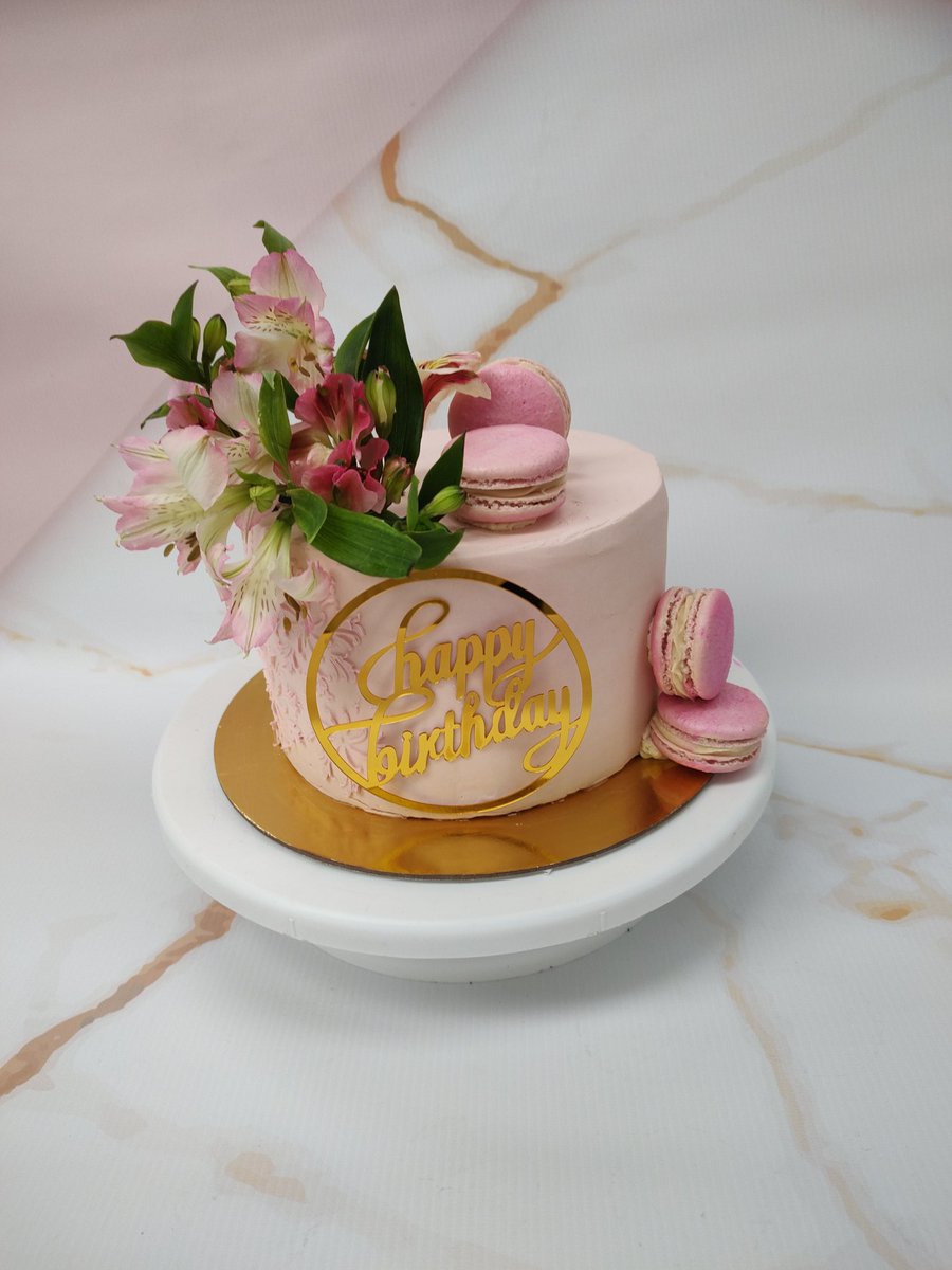 Torta cubierta en #buttercream y decorada con flores naturales y #macarons