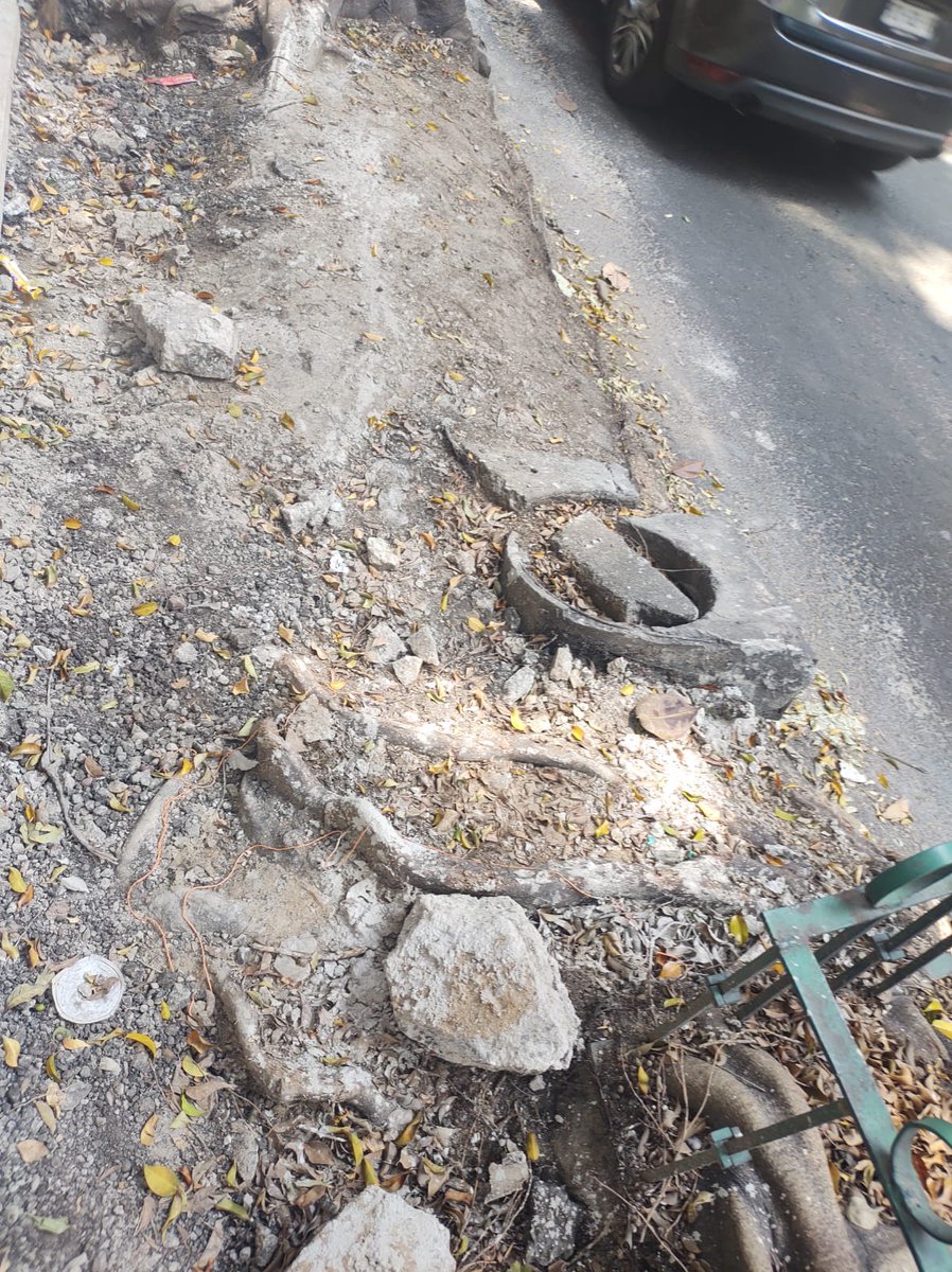 Los vecin@s de la calle de Villalongin en la Colonia Cuauhtémoc, solicitamos el arreglo de esta banqueta, y después de un año por fin la arreglo la alcaldía, pero así es como dejaron la jardinera donde se encuentran tres árboles,Solicitamos que la arreglen por favor