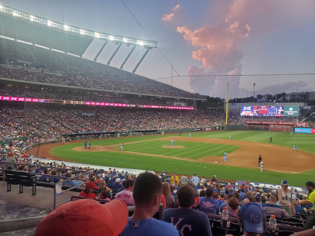 Dale_Meyer's tweet photo. Nice night at the K. https://t.co/PF1RpCErng