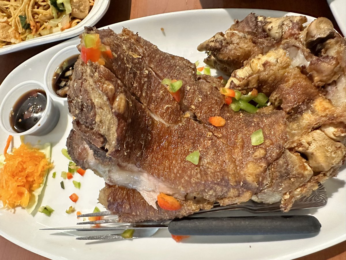 k_fig_'s tweet image. Flight delayed? No problem. That means I have time to get some Filipino food! #crispypata #Maxsfriedchicken IYKYK