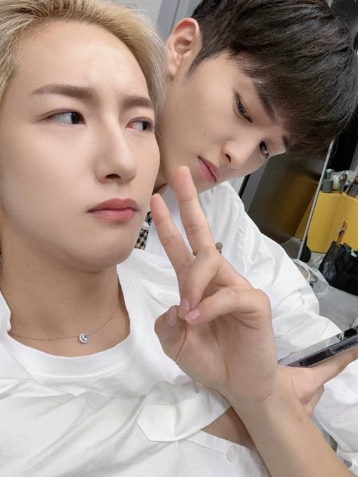 marrkies's tweet image. THE AWKS POSEHFKFJDD