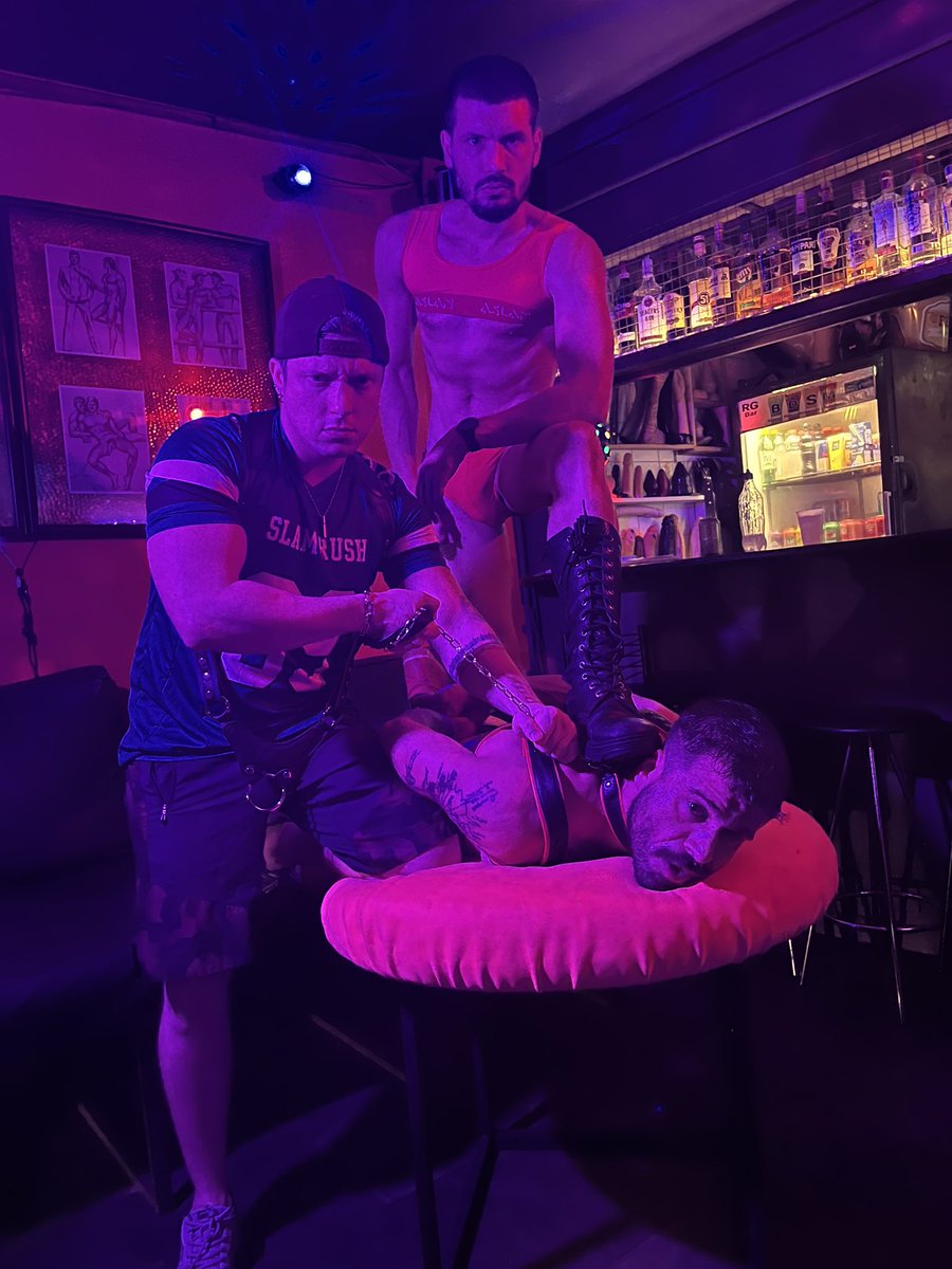 fernando_brutto's tweet photo. Fui fistado por 5 caras diferentes no public fisting session no @RgBarClub pra celebrar a estreia do filme Chernobyl!

Além do @boylixorusso e @lucaodot metendo o braço em mim sem só, @PianoArth, @Jamesvillarxxx e @mexxxpeter também ajudaram minha🌹 a aflorar! https://t.co/ZVJCzpNibg