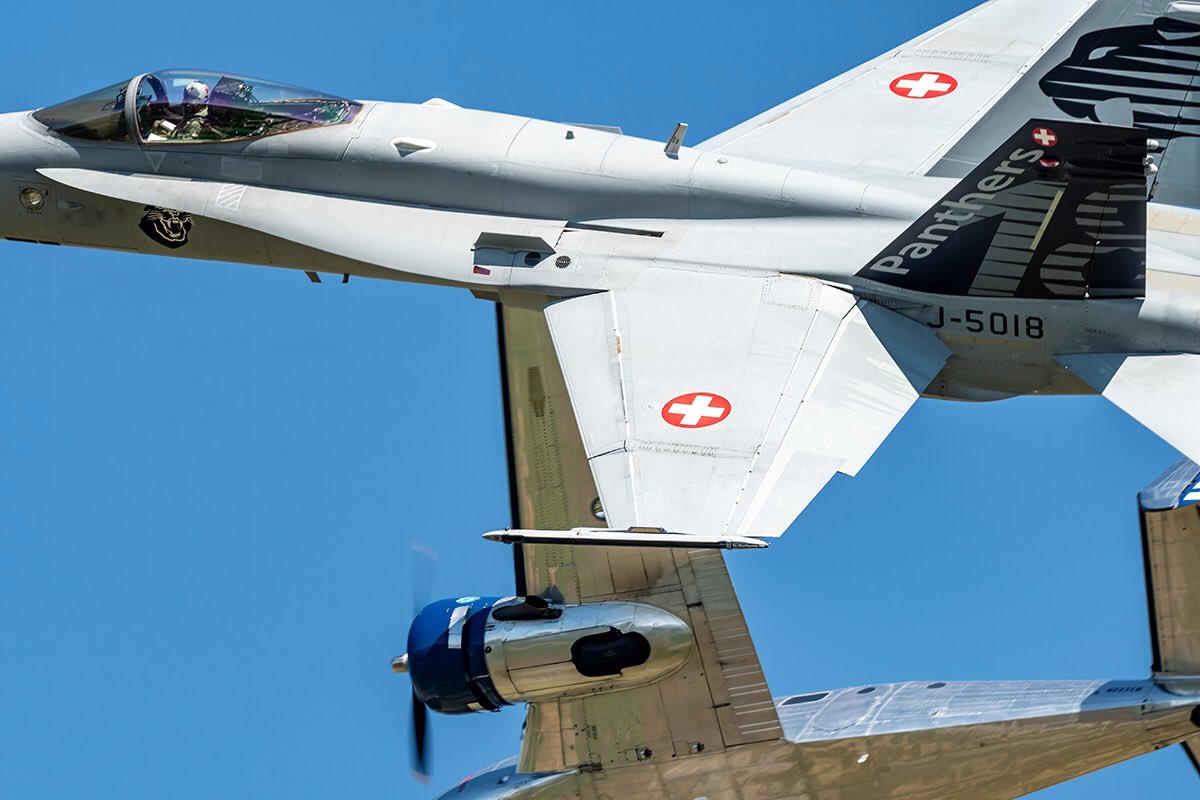 karl_rieder's tweet photo. Topgun oder Mission Impossible?
#FA18 und #Beech18. Tom Cruise würde beide fliegen.
Hier fliegen wohl „Fönsi“ und „Vincent“. https://t.co/RgjxPH0zHl