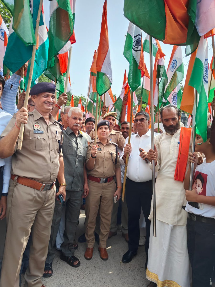 mahobapolice's tweet photo. #DMMBA @manojkrsinghias व #SPMBA @IPSAparnaGupta के नेतृत्व मे धर्मगुरुओ, सम्भ्रांत नागरिकों व महोबा की जनता के साथ #MeriMaatiMeraDesh व #HarGharTiranga अभियान के अंतर्गत देशभक्ति गीतों की धुन पर तिरंगा यात्रा निकाल कर जन मन के अंतःकरण में राष्ट्रप्रेम की भावना को जागृत किया गया। https://t.co/vh0hPcMhuR