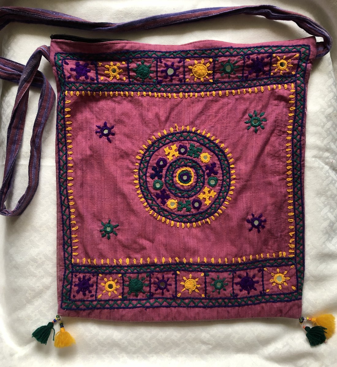 _Sumbul_Khan_'s tweet photo. 1/5 I first met Sohni at the Behbud Mela, where Roots for Equity had a crafts stall that she was managing with Tabasum. I picked this bag and asked how much it was for. When she said Rs. 400, I had to ask how long it took to make it. About a week, she said. #understandingpoverty https://t.co/n2tusGoQaa