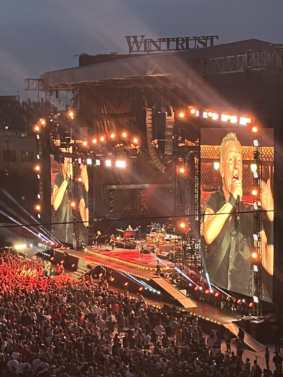 juliashell's tweet photo. Always good to see Bruuuuuuuuce @springsteen and @nilslofgren especially with @AltheaLegaspi https://t.co/BCptgGjfOT