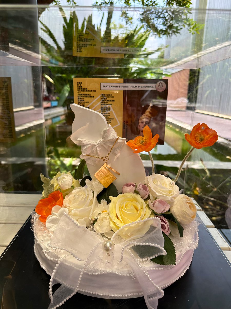 knightsofapo's tweet photo. 🎬Nattawin’s First Film Memorial🎬

Gathered thoughts, months of preparation, 🥰
With this gold chain,
To memorize your first movie masterpiece,
To pay tribute to your passion for performing arts,
To carry our admiration and love for you!
@Nnattawin1 
#Nnattawin   
#apocolleagues https://t.co/noe35xPHKY