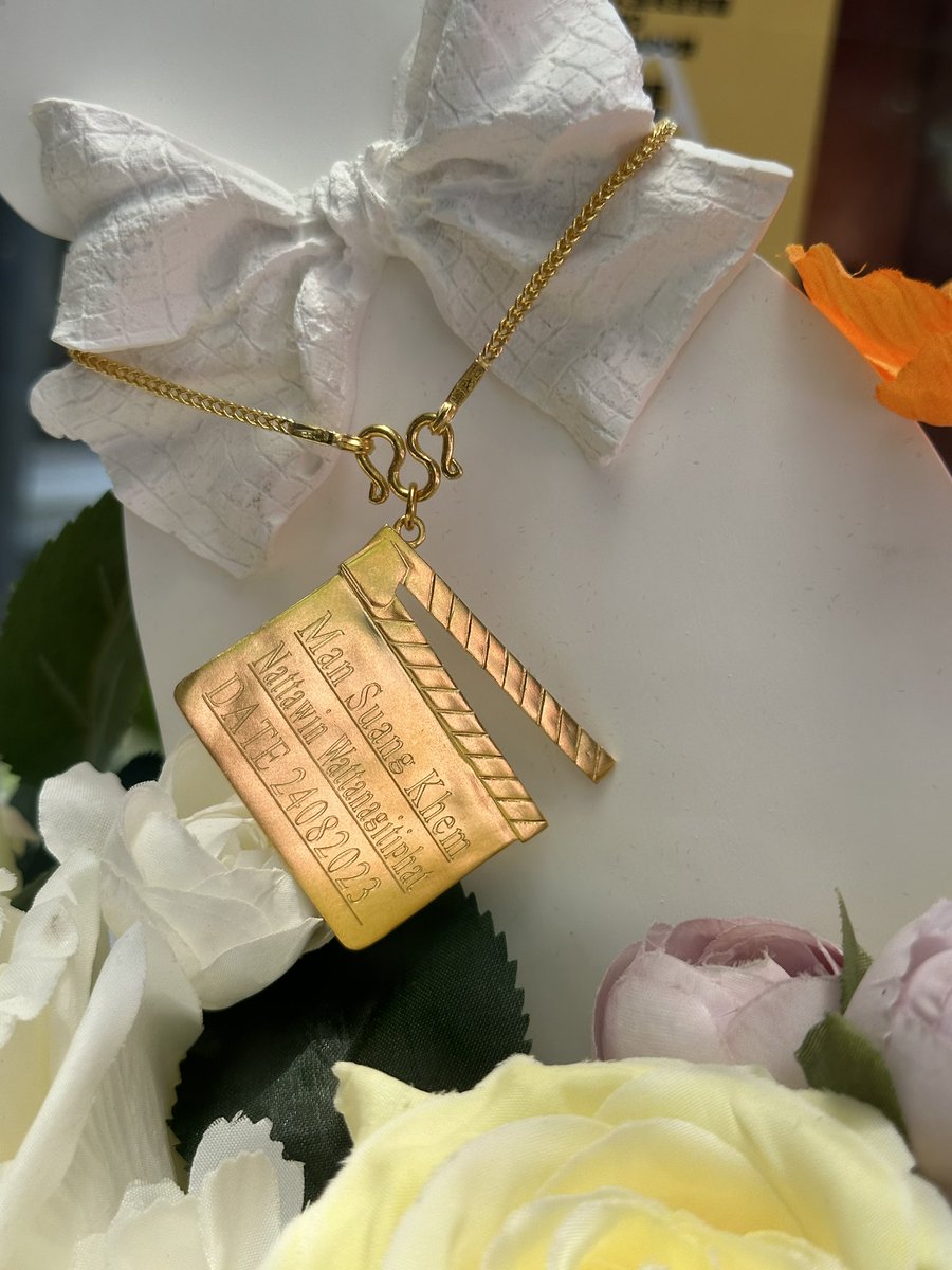 knightsofapo's tweet photo. 🎬Nattawin’s First Film Memorial🎬

Gathered thoughts, months of preparation, 🥰
With this gold chain,
To memorize your first movie masterpiece,
To pay tribute to your passion for performing arts,
To carry our admiration and love for you!
@Nnattawin1 
#Nnattawin   
#apocolleagues https://t.co/noe35xPHKY