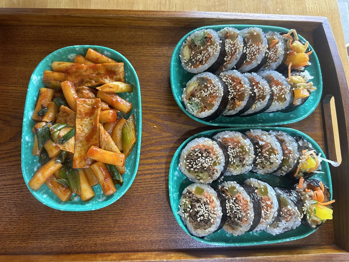 mediaorikim's tweet image. 와이프랑 (진짜 맘에 드는) 책방 갔다가 배고파서 맞은편 김밥집 왔는데.