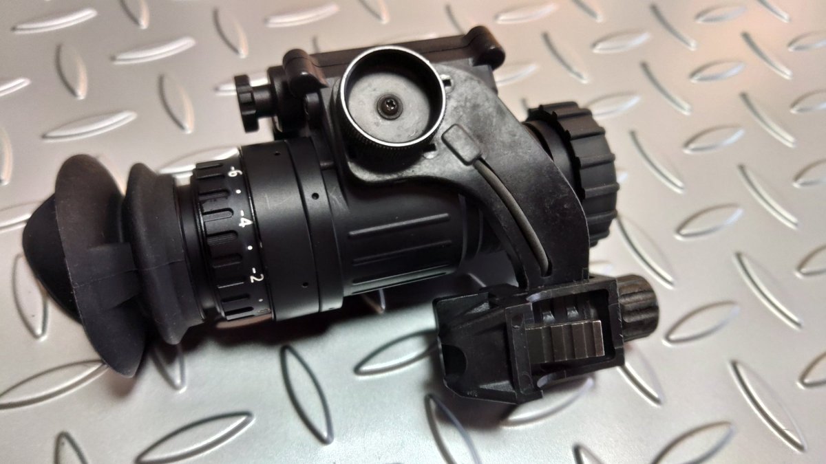 ぱっと見、PVS14ですがちょっと違う…中国製の14です、PVS-C14と言い