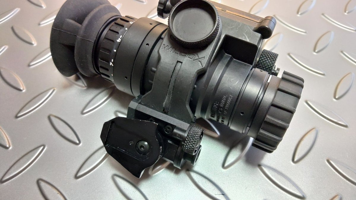 ぱっと見、PVS14ですがちょっと違う…中国製の14です、PVS-C14と言い