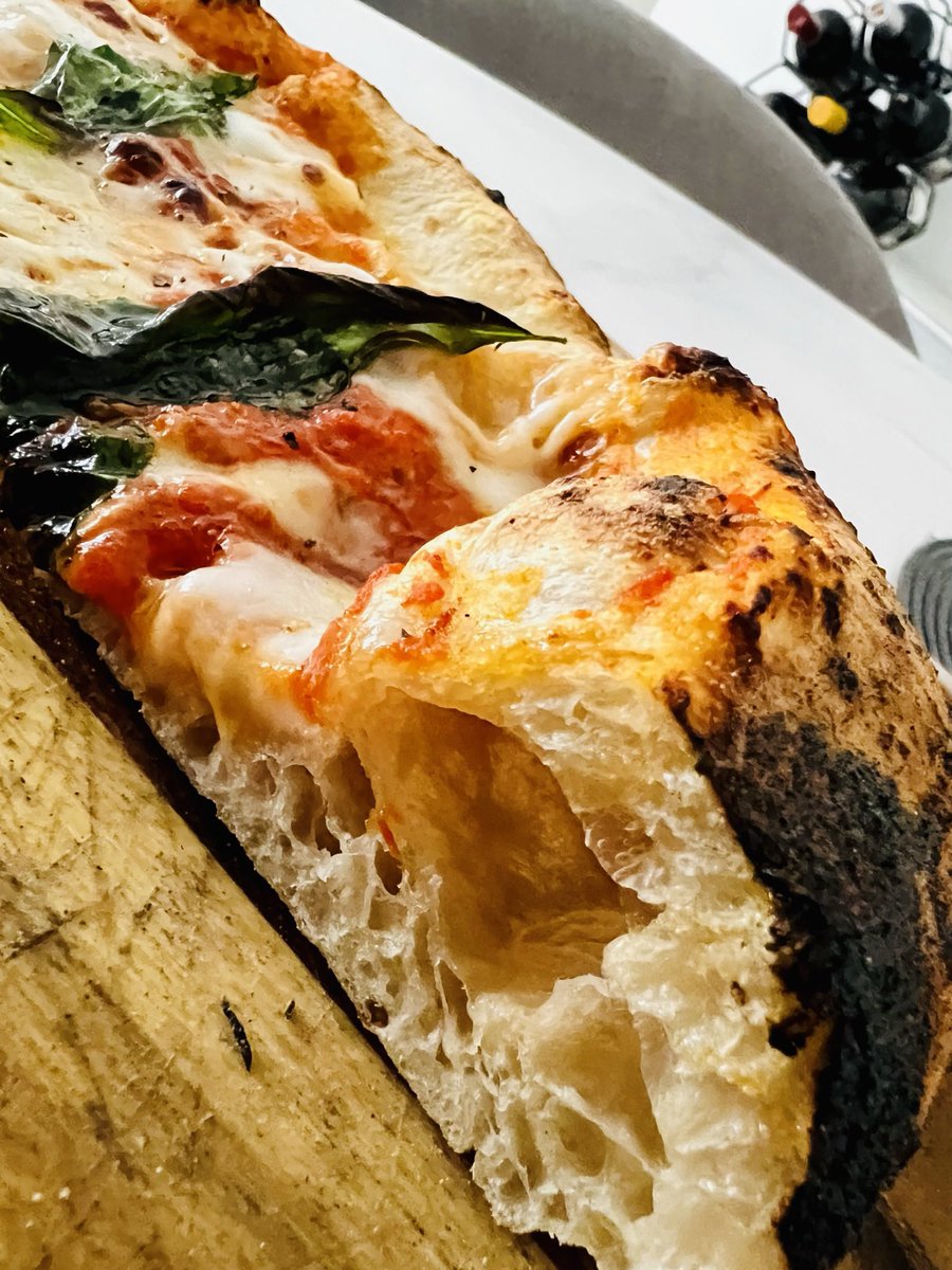 aaronroffe's tweet photo. @amikokauderer It look me many dough trials but a great 72 hr cold proofed dough at high hydration and some practice with the launching! 
Eventually started getting lovely light, great flavoured, airy Neapolitan pizzas with “leapording” on the crust 👌

So worth the persistence! 🍕👍 https://t.co/DWJVIEwH4q