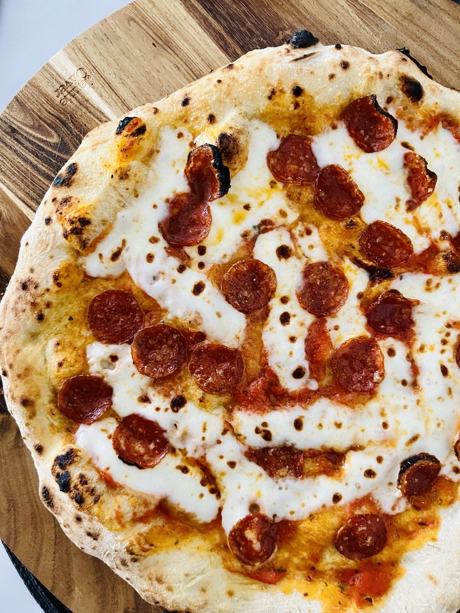 aaronroffe's tweet photo. @amikokauderer It look me many dough trials but a great 72 hr cold proofed dough at high hydration and some practice with the launching! 
Eventually started getting lovely light, great flavoured, airy Neapolitan pizzas with “leapording” on the crust 👌

So worth the persistence! 🍕👍 https://t.co/DWJVIEwH4q