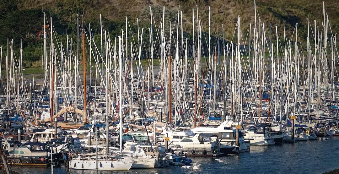 Alle schepen, alle schepen!
De jachthavens van Terschelling, Vlieland en Oudeschild zijn vol voor alle jachten.