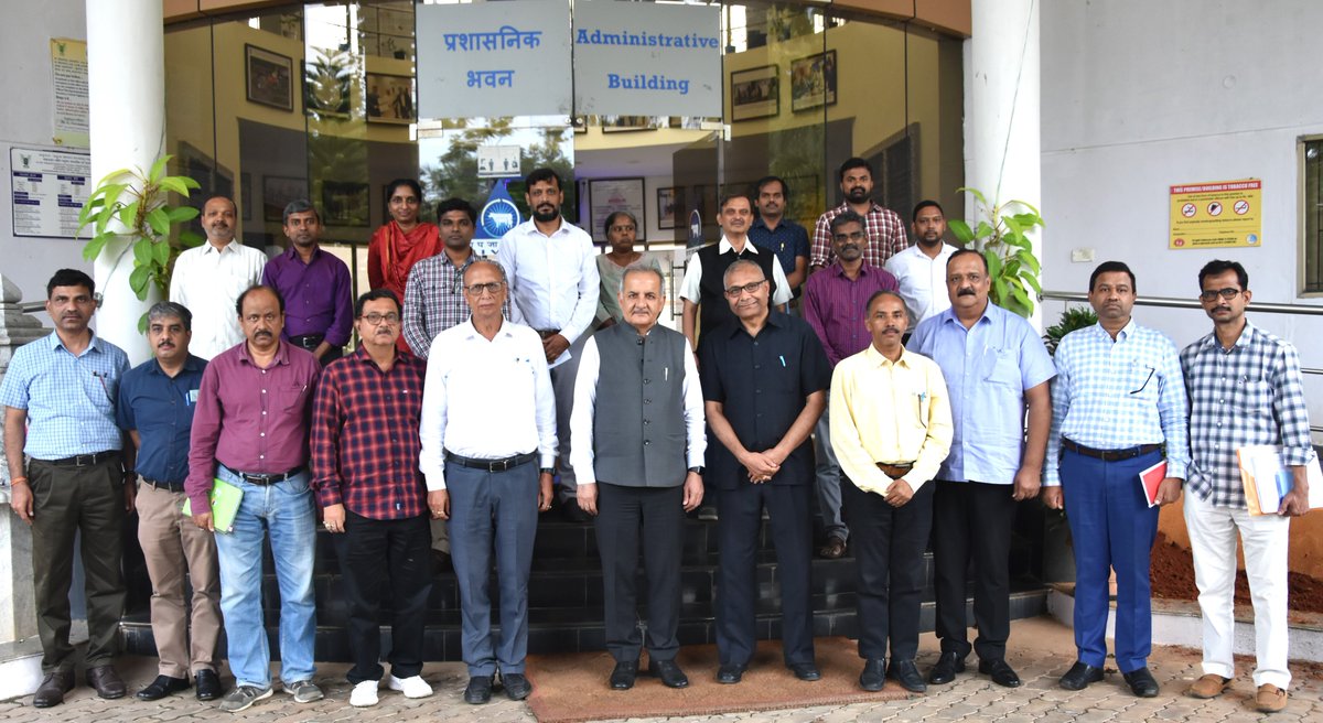Dr. Triveni Dutt, Director, IVRI- Indian Veterinary Research Institute, Izatnagar visited NaaViC Agri-Business Incubation Centre, ICAR-NIVEDI on 09.08.2023.
Team NaaViC briefed about various activities and startup products of NaaViC.