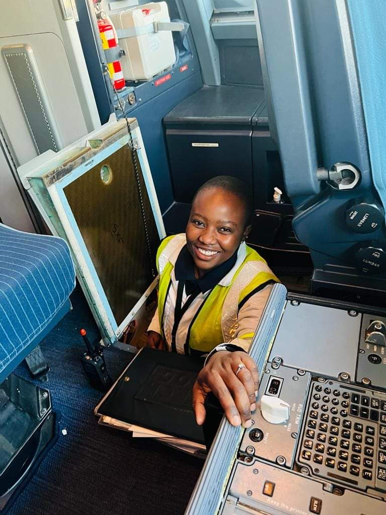 LeratoPillayZA's tweet photo. Meet Livhuwani Nengwenani. A licensed senior technician at South African Airways Technical. 

She works on all electrical systems on the aircraft which includes Navigation, Instrumentation, Communication, Autopilot, and all entertainment systems on the aircraft.

She has been working at SAAT for 11 years. She started off as an apprentice, to become a technician.

Blacks SUCCESS 🇿🇦🖤