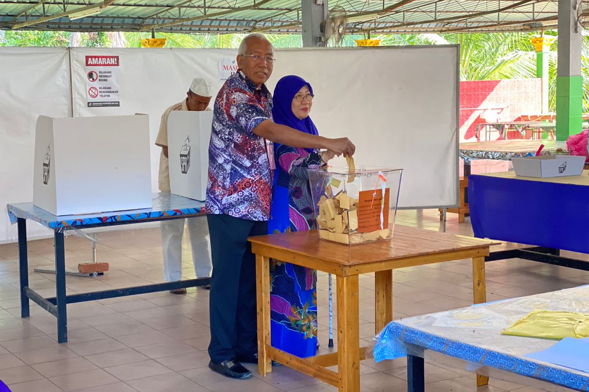 KumaranNewsMPB's tweet photo. Calon BN DUN #Pedu, DS @MahdzirKhalid selesai mengundi di Sekolah Kebangsaan Naka pada 9.45 pagi.
Beliau yang juga Pengerusi BN Kedah, tiba bersama isteri, Datin Seri Noraini Abdullah pada jam 9.25 pagi tadi.
@BuletinTV3
@BuletinTV9 https://t.co/m9Ex2jYXrC
