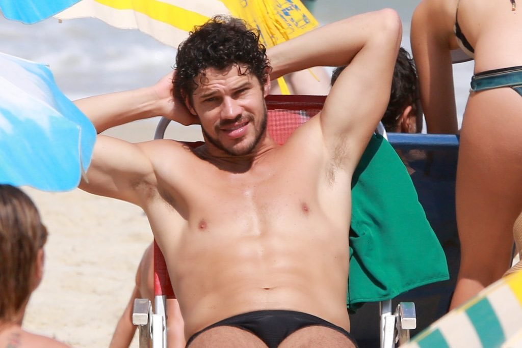 sovacos1's tweet photo. José Loreto mostrando o sovaco na praia https://t.co/tYjqUqYQXe