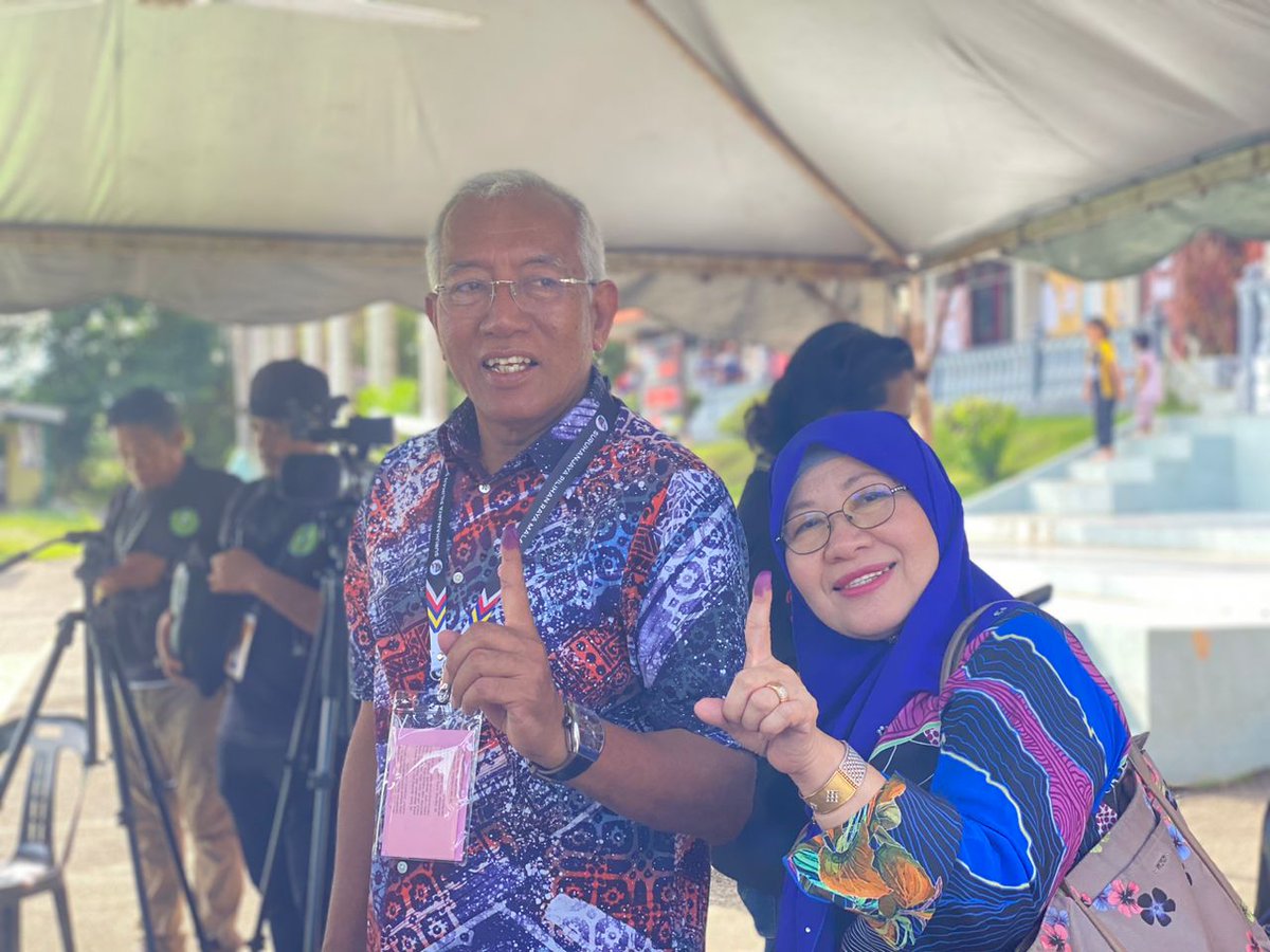 KumaranNewsMPB's tweet photo. Calon BN DUN #Pedu, DS @MahdzirKhalid selesai mengundi di Sekolah Kebangsaan Naka pada 9.45 pagi.
Beliau yang juga Pengerusi BN Kedah, tiba bersama isteri, Datin Seri Noraini Abdullah pada jam 9.25 pagi tadi.
@BuletinTV3
@BuletinTV9 https://t.co/m9Ex2jYXrC