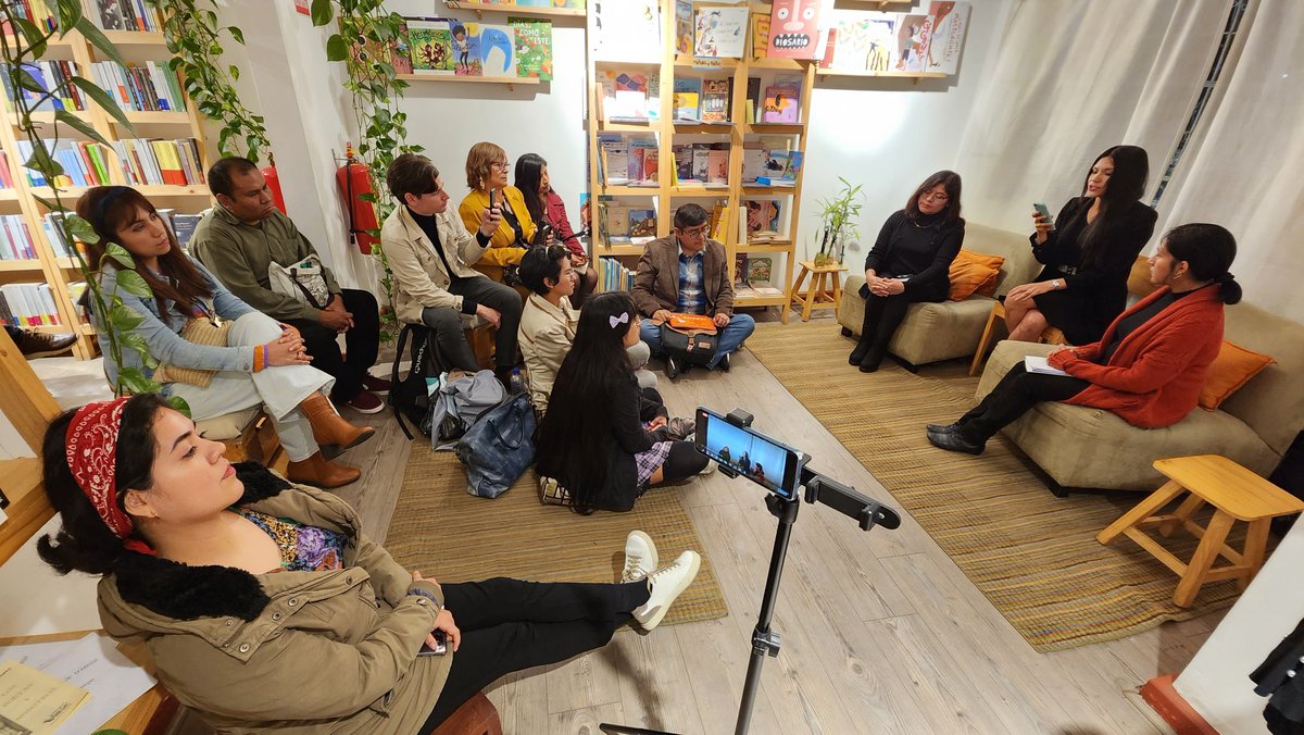Revista_Lucerna's tweet photo. Agradecemos al público que asistió a "El agua se aprende por la sed", lectura poética en la que leyeron sus poemas Ethel Barja, Luz Ascárate y Elizabeth Peláez. Como siempre gracias a librería Placeres compulsivos por el espacio. 
#RevistaLucerna #revistaliteraria #poesiaperuana https://t.co/74TWenLXiu