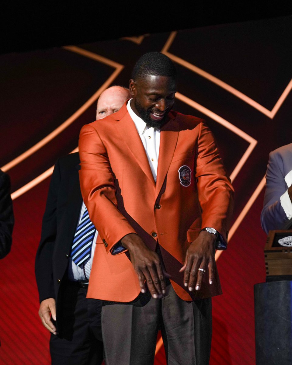 MiamiHEAT's tweet photo. Orange jacket fits just right 👌 #WadeHOF https://t.co/1re8h0H0rm