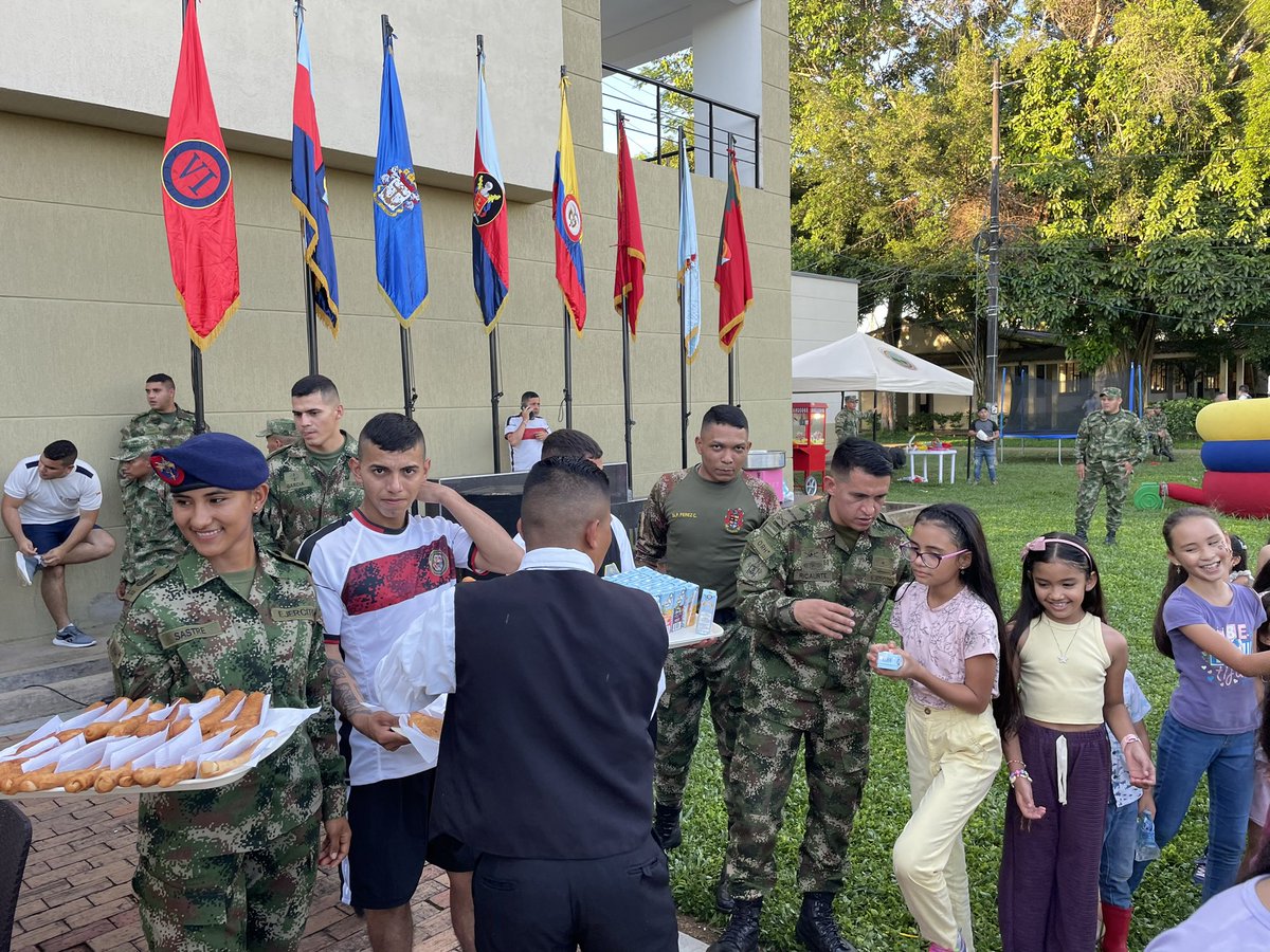 #ParaDestacar | En el Fuerte Militar de Larandia, soldados de <a href="/CCON3_FFMM/">Comando Conjunto N3 Suroriente</a> dieron la bienvenida al padre Juan Erasmo Herrera y junto a la #FamiliaMilitar compartieron una tarde de alegría y fraternidad.